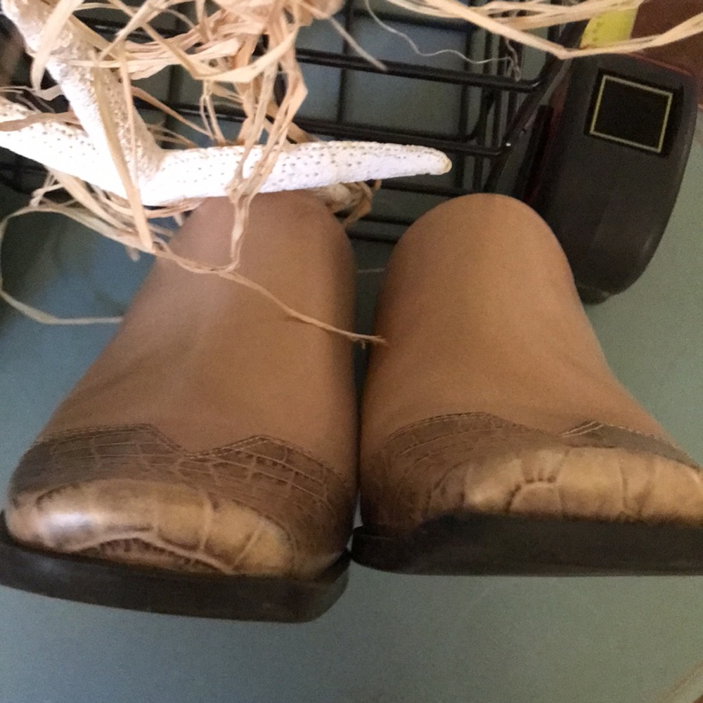 SIZE 8 BANDOLINO SHOES. APPROX 2 1/4 heel. NUDE & snake. IT FITS MORE AS 7 1/2 m - Picture 2 of 10